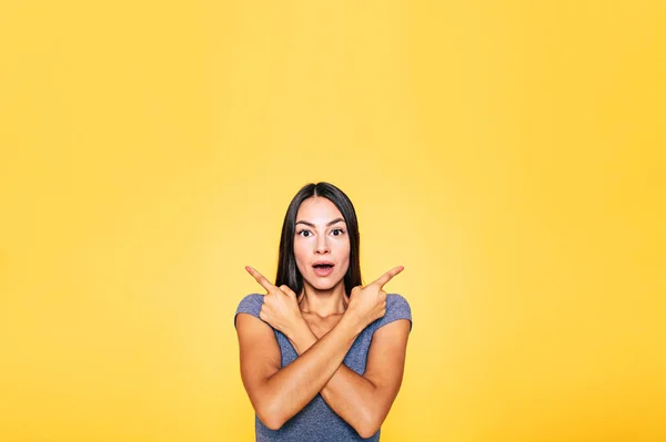 Retrato Morena Gesticulando Com Dedos Fundo Amarelo — Fotografia de Stock