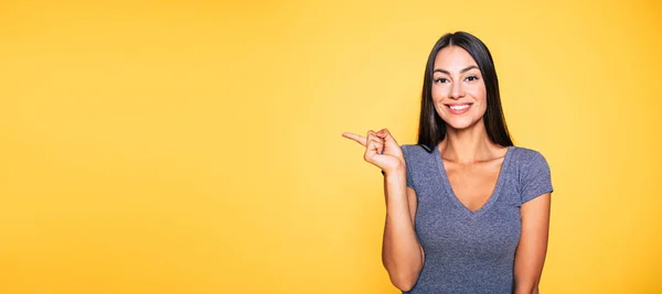 Portrait Smiling Brunette Gesturing Finger Yellow Background — Stock Photo, Image