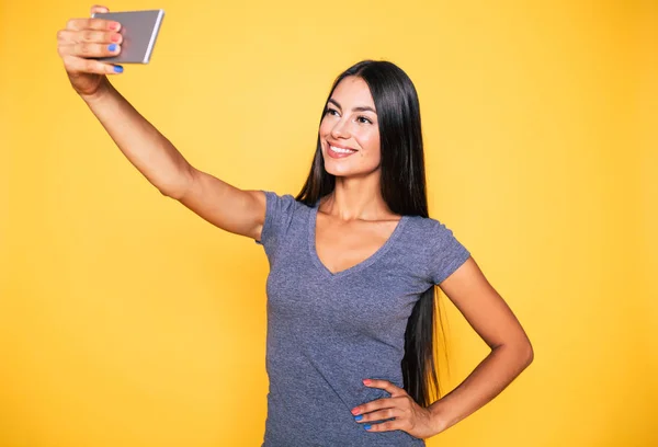 Retrato Mujer Joven Haciendo Selfie Usando Smartphone Sobre Fondo Amarillo —  Fotos de Stock