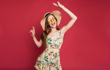 Kırmızı zemin üzerine poz şapkalı genç kız portresi