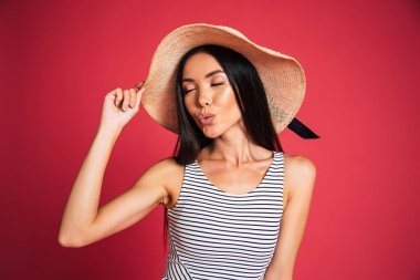 Genç esmer kırmızı zemin üzerine şapkalı portresi 