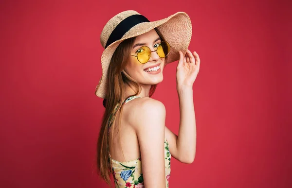 Retrato Niña Con Sombrero Posando Sobre Fondo Rojo — Foto de Stock