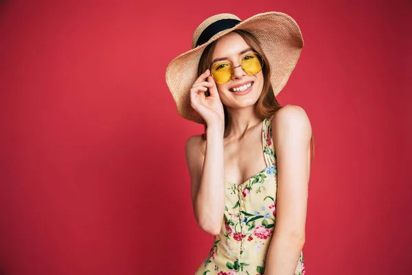 Retrato Niña Con Sombrero Posando Sobre Fondo Rojo — Foto de Stock