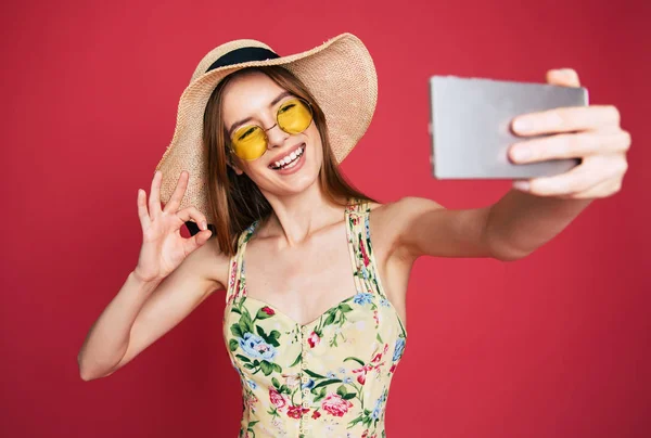 Şapkalı Selfie Kırmızı Arka Plan Üzerinde Yapım Genç Kadın Portresi — Stok fotoğraf