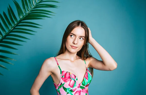 Portret Van Lachende Meisje Kleurrijke Zwembroek Poseren Blauwe Achtergrond — Stockfoto