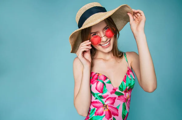 Ritratto Ragazza Sorridente Occhiali Cappello Posa Sfondo Blu — Foto Stock