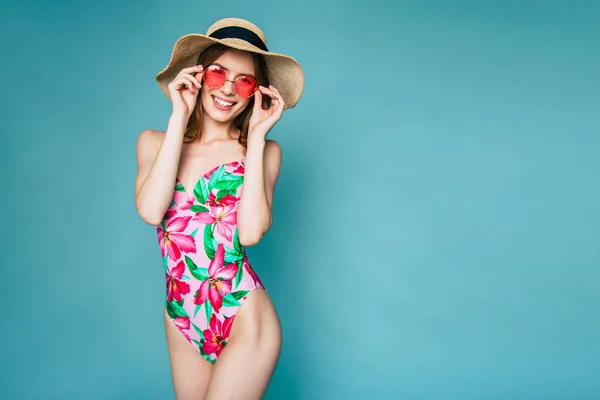 Retrato Niña Sonriente Gafas Sombrero Posando Sobre Fondo Azul — Foto de Stock