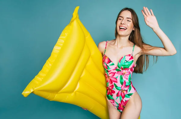 Retrato Niña Sonriente Posando Con Colchón Aire Amarillo Sobre Fondo — Foto de Stock