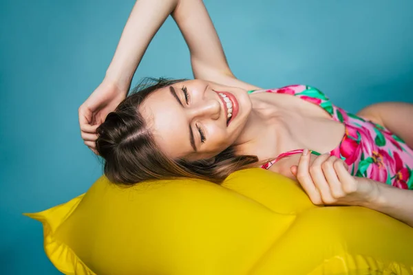 Портрет Усміхненої Дівчини Лежить Жовтому Матраці Синьому Фоні — стокове фото