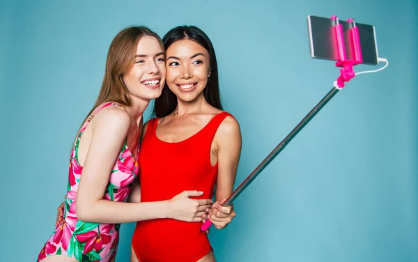 Ritratti Giovani Ragazze Che Fanno Selfie Smartphone Sfondo Blu — Foto Stock