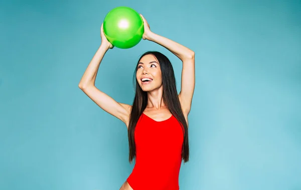 Portret Van Jonge Brunette Poseren Met Groene Bal Blauwe Achtergrond — Stockfoto