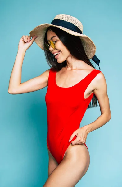 Retrato Joven Morena Gafas Sombrero Posando Sobre Fondo Azul — Foto de Stock