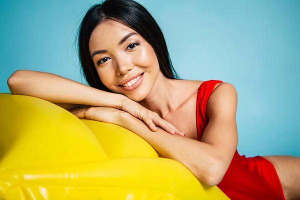 Jeune Femme Asiatique Couché Sur Matelas Air Jaune Sur Fond — Photo