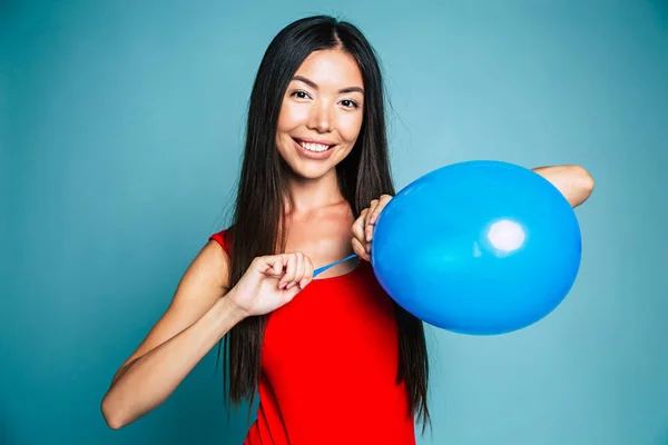 Młoda Kobieta Azjatyckich Pozowanie Air Ball Niebieskim Tle — Zdjęcie stockowe