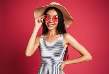 Genç esmer kırmızı zemin üzerine şapkalı portresi 