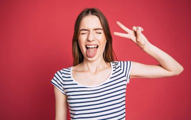 Güzel genç kadın mutlu ve komik eğlenceli ve gülümseyen 