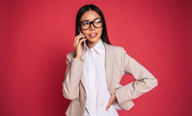 Genç işkadını smartphone kullanarak konuşan portresi