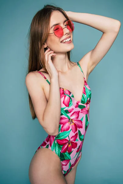 Foto Estiva Una Giovane Donna Sorridente Eccitata Vestita Costume Bagno — Foto Stock