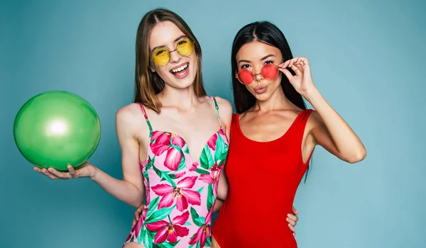 Portretten Van Lachende Meisjes Zwemkleding Met Strandbal Blauwe Achtergrond — Stockfoto