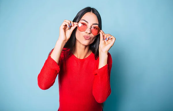 Retrato Morena Con Estilo Gafas Sol Posando Sobre Fondo Azul —  Fotos de Stock