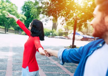 Parkta el ele tutuşan genç çift