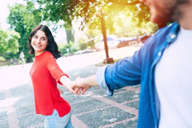 Parkta el ele tutuşan genç çift