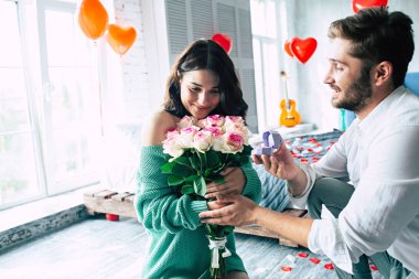 Genç adam ve kadın meşgul olmak