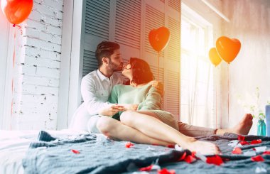 Genç erkek ve kadın öpüşme önden görünüm