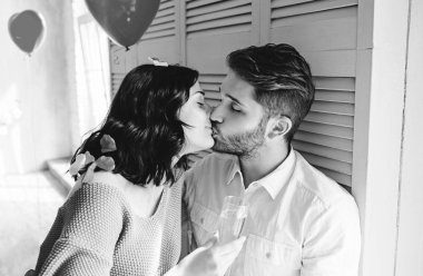 Genç erkek ve kadın öpüşme önden görünüm