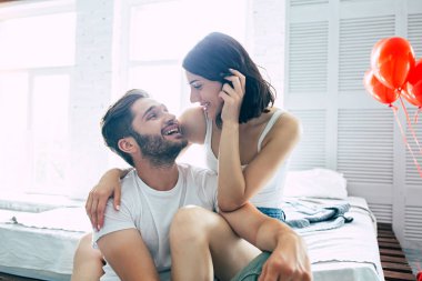 Genç heteroseksüel çift yatak odasında sarılma