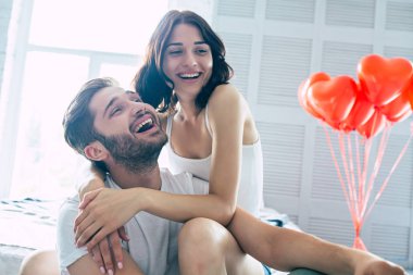 Genç heteroseksüel çift yatak odasında sarılma