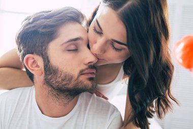 Genç çift ön plan odaklanmak öpüşme,