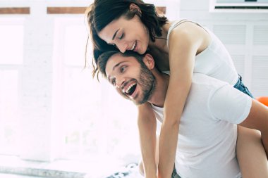 Genç çift birlikte neşeli vakit