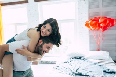 Genç çift birlikte neşeli vakit