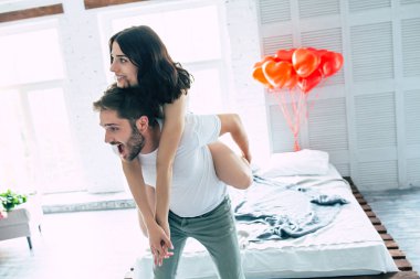 Genç çift birlikte neşeli vakit