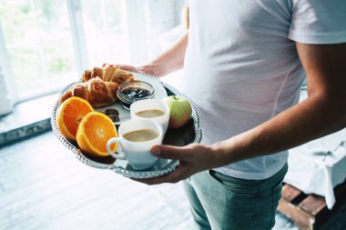 adam kadına yatakta kahvaltı yemek
