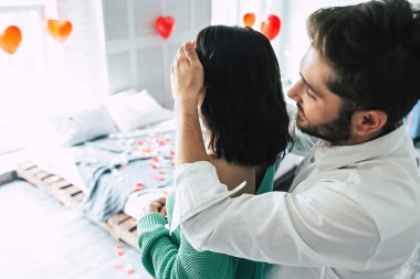 Genç adam kadın için sürpriz yapma