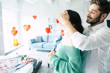 Genç adam kadın için sürpriz yapma