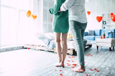 Genç adam kadın için sürpriz yapma