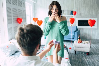 Genç adam ve kadın meşgul olmak