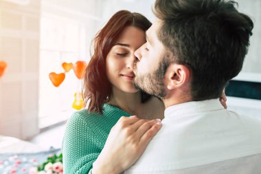 Genç çift ön plan odaklanmak öpüşme,