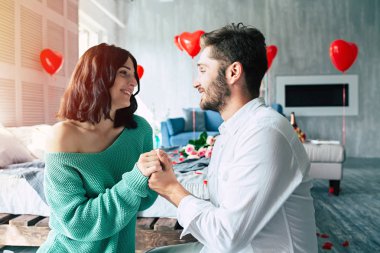Genç çift katta yatak odasında sarılma