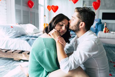 Genç çift katta yatak odasında sarılma