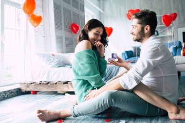 Genç adam ve kadın meşgul olmak