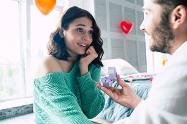 Genç adam ve kadın meşgul olmak