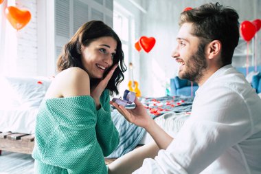 Genç adam ve kadın meşgul olmak