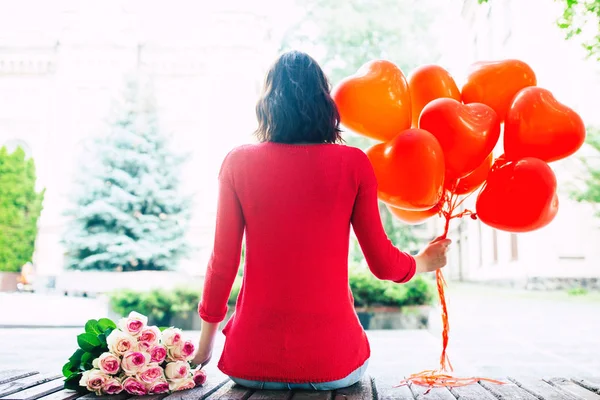 Widok Kobiety Czerwonym Swetrze Balonów Tyłu Ręku — Zdjęcie stockowe
