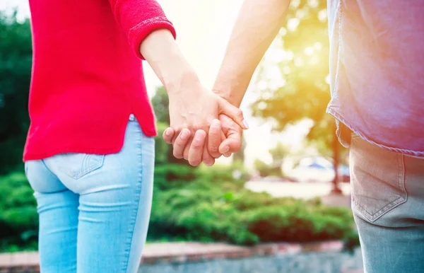 Pasangan Muda Berpegangan Tangan Taman — Stok Foto