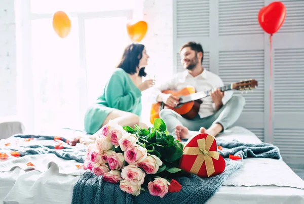 Casal Jovem Deitado Cama Foco Flores Presente Primeiro Plano — Fotografia de Stock