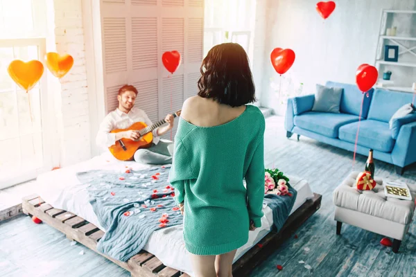Genç Adam Yatakta Dans Kadın Gitar Çalmak — Stok fotoğraf